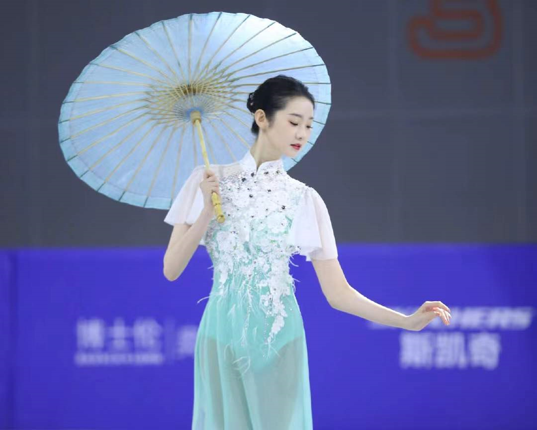 张艺凡《超新星运动会》冰舞比赛时摔倒了，导致其摔倒的原因是什么？