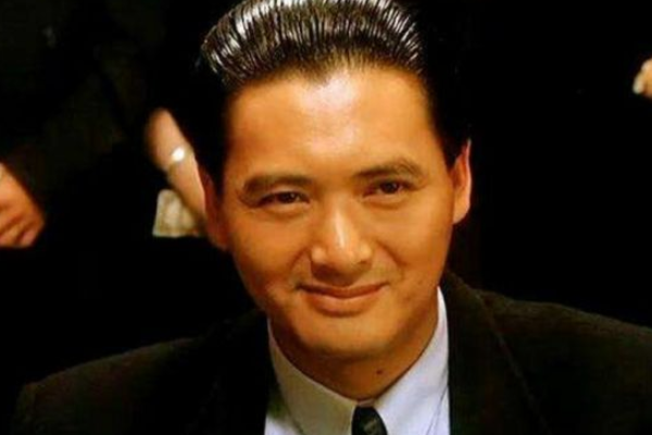 《赌神》电影里的发哥出场时的背景音乐是什么？