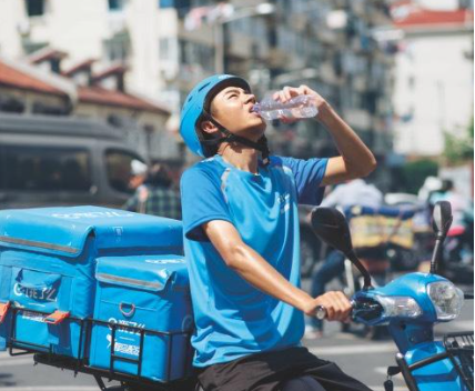 骑手是怎样回应代买调包6个菜的，他的这种行为有什么安全隐患？