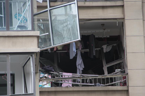 青岛一小区发生燃气闪爆致一死一伤，事故发生的原因是什么？