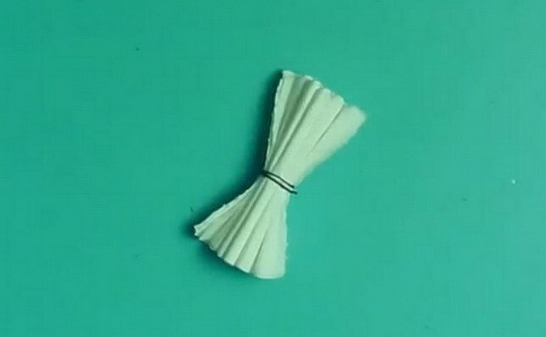用纸巾做小白花怎么做?