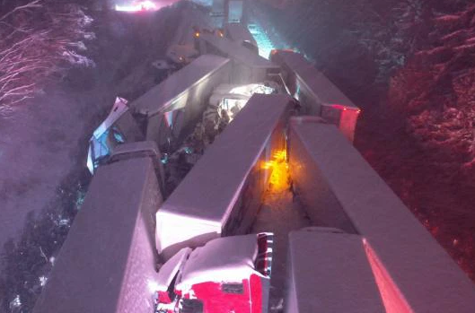 美宾州遭遇暴风雪，66辆车连环追尾？