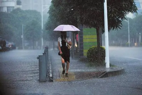 俄罗斯的一座住宅楼被闪电劈中，雨季雷电来临的时候，我们该怎样做？