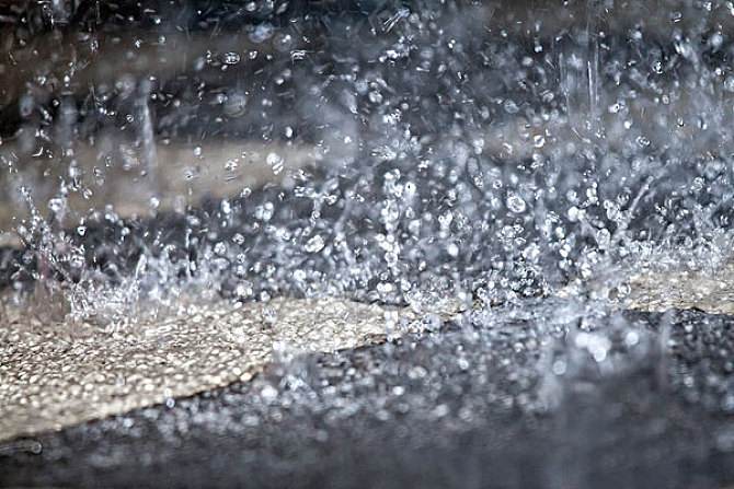 下雨的声音怎么形容？