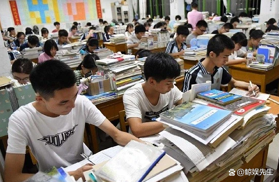 高考语文的作文评分标准是什么？在高考后估分时要注意哪些？