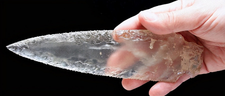 西班牙5000年前的水晶匕首，具神秘力量，与水晶头骨有关系？