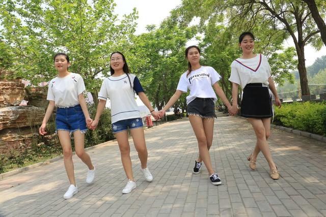 学生因穿短裙上课被通报，穿短裙是不文明行为吗？
