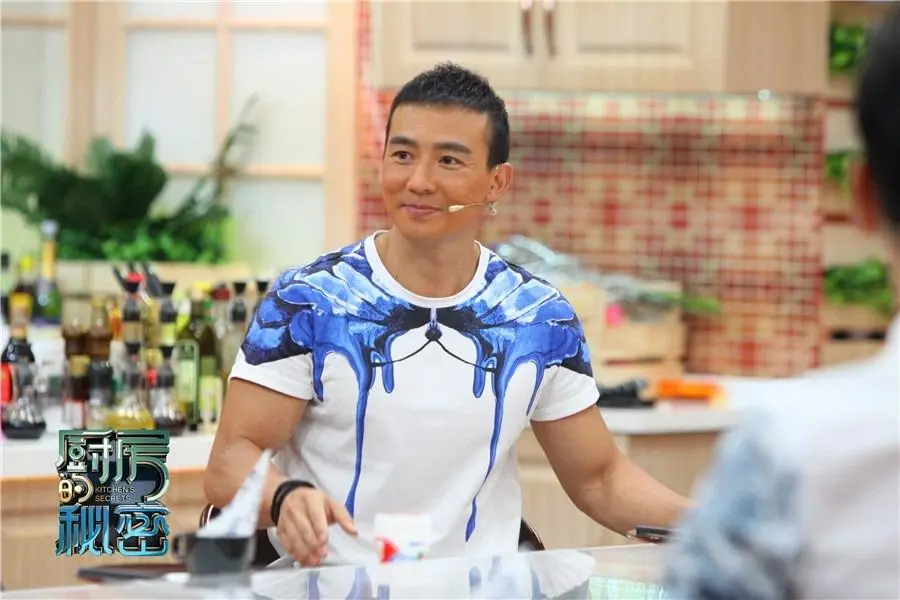 刘畊宏楼下邻居称“不会被吵到”，穿袜子跳操，他的素养有多高？