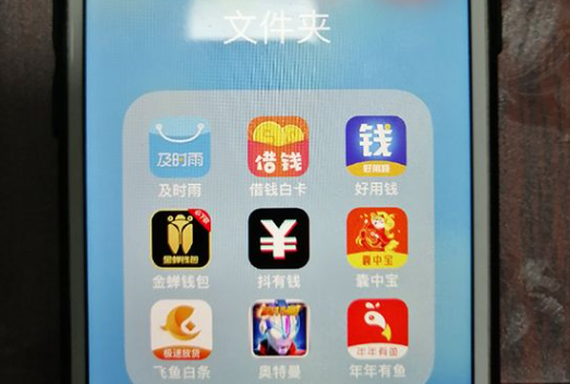 广西柳州一女子借手机给熟人背上5.6万元网贷，女子当时为何没有警觉？
