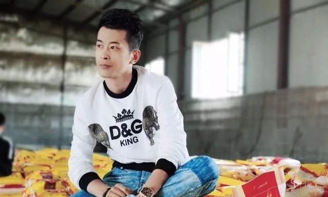 继安若溪与师傅辛巴反目后，辛巴旗下又一女主播解约离开，这是怎么回事？