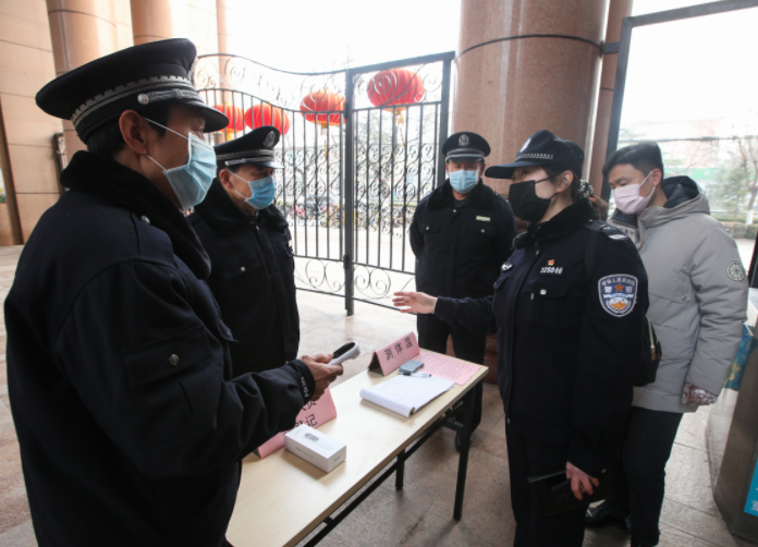 上海小区居民回应居委会殴打两女子，具体是如何回应的？