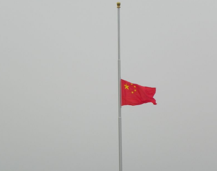 为什么国旗要降半旗?代表什么?