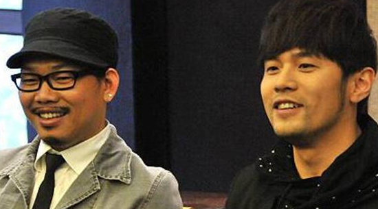 方文山为周杰伦庆生，他俩是什么关系？