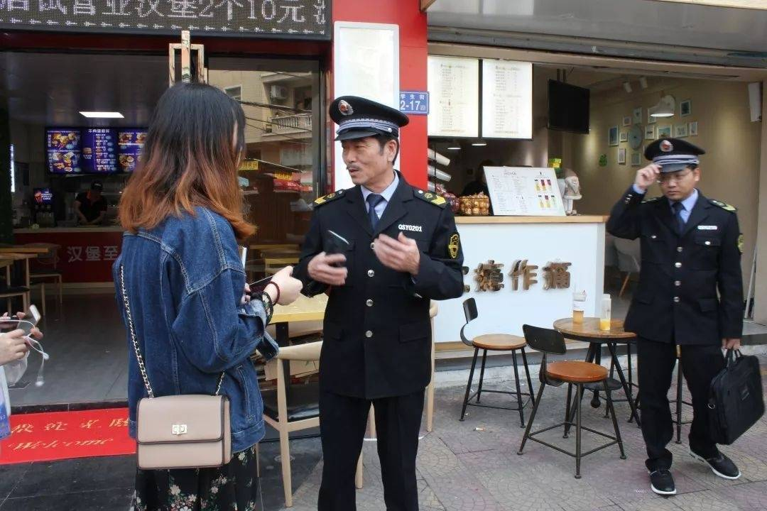 胖哥俩在执法人员检查前丢弃食材，你对这一幕有何看法？