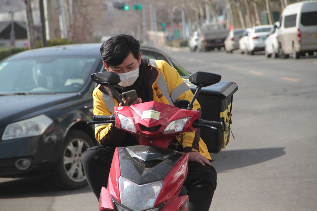建议强制平台为外卖小哥买意外险，你对此事持什么态度？