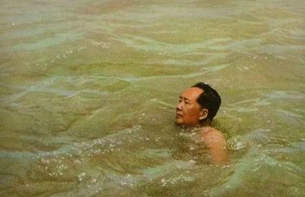 胜似闲庭信步是什么意思？