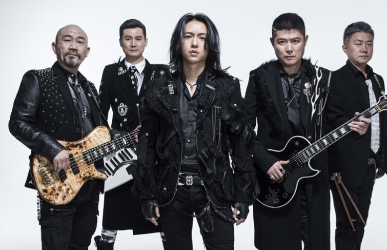 歌词;人在人海中,有你有我歌曲的名字是什么?
