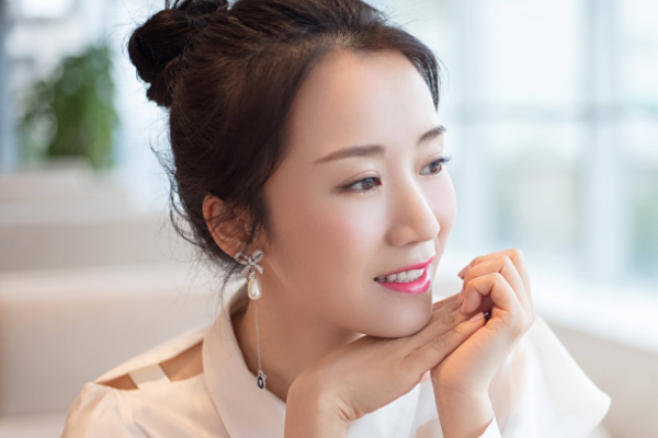 电视剧《蜗居》中的女主角海藻是由谁扮演的？