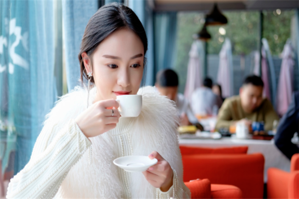 脸上长白斑是什么原因？