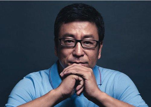 白岩松是如何评老人遭执勤人员绑树谩骂？