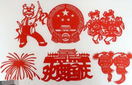 小学生剪120平剪纸为祖国庆生，他是怎么做到的？