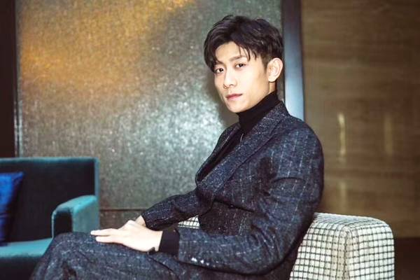 张一山运动时膝盖摔伤，他的伤势如何？
