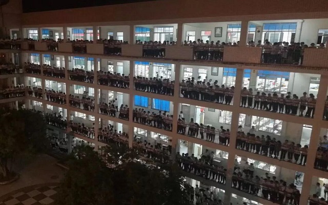 高三喊楼现场引发网友关注，当时是怎样震撼的场景？