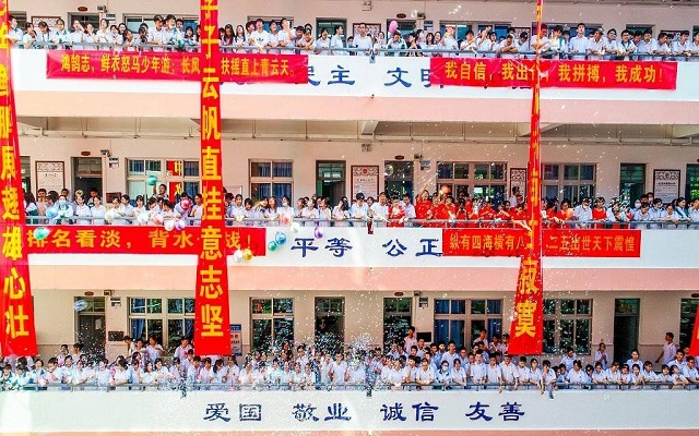 高三喊楼现场引发网友关注，当时是怎样震撼的场景？
