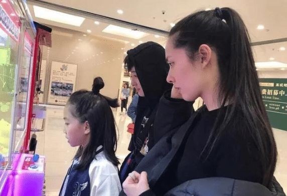 《我家小两口》中郭碧婷请来拷问向佐的闺蜜是谁，有什么背景？