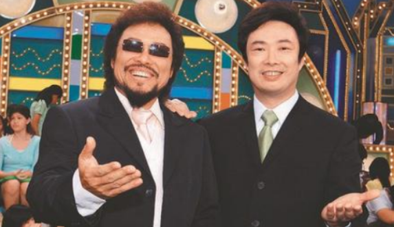 费玉清为何总喜欢仰头唱歌？背后真实的原因是什么？