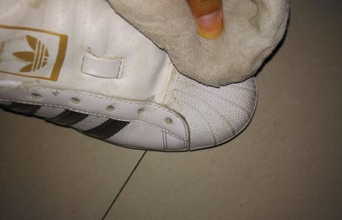 阿迪达斯的鞋子，怎么清洗啊？