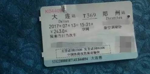 男生手伸女孩被窝还回应不是故意的？