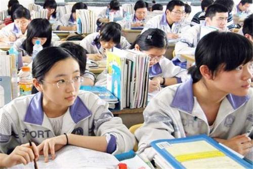 两男生课上吵架，为什么被老师罚牵手？