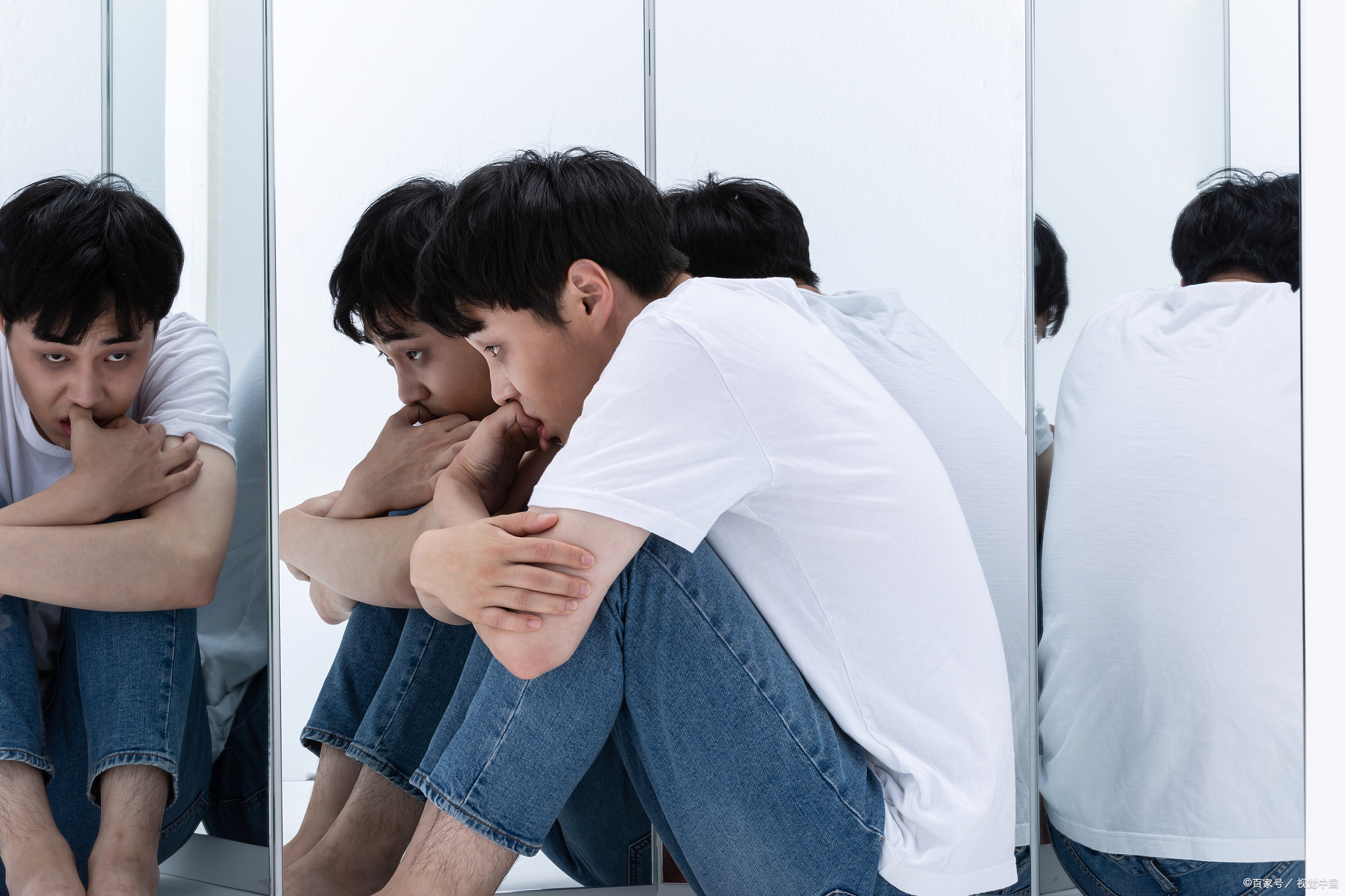 总觉得有人在关注我，活得拧巴纠结，心里堵得慌，该怎么办？