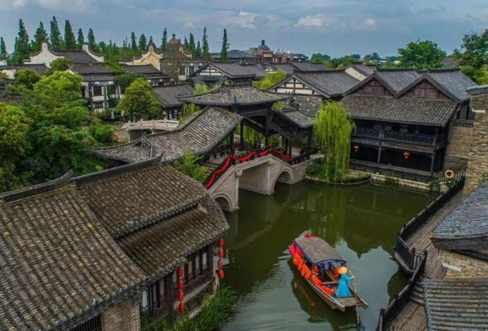 台儿庄古城现在的票价是多少？可以去玩吗？