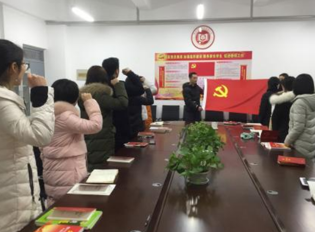 党的支部委员会对申请入党的人，要注意征求()，进行严格的审查，认为合格后直接提交（）讨论。