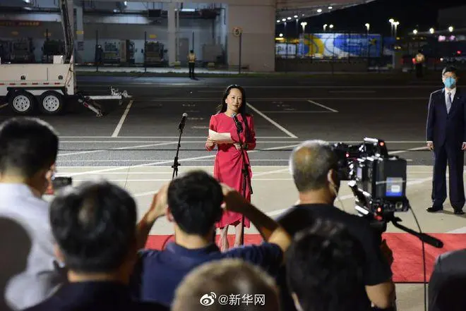 孟晚舟含泪与人群合“ 歌唱祖国”，这一场面有多壮观？
