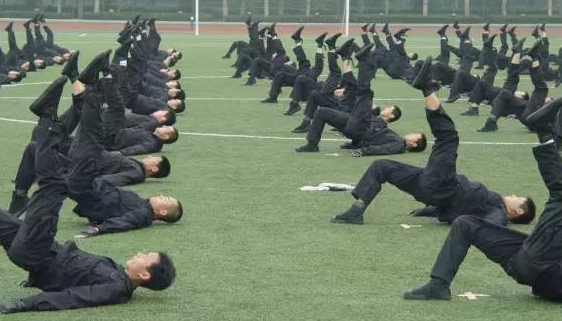 可以说一下警校生活吗？女生体能训练会不会很苦？