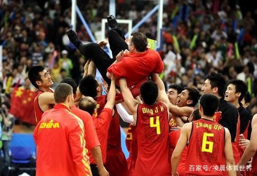2010年中国男篮与巴西男篮打架斗殴，当时是怎么引起的？