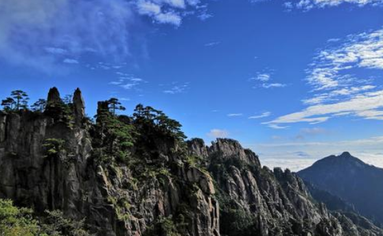横看成岭侧成峰侧远近高低各不同是什么山？