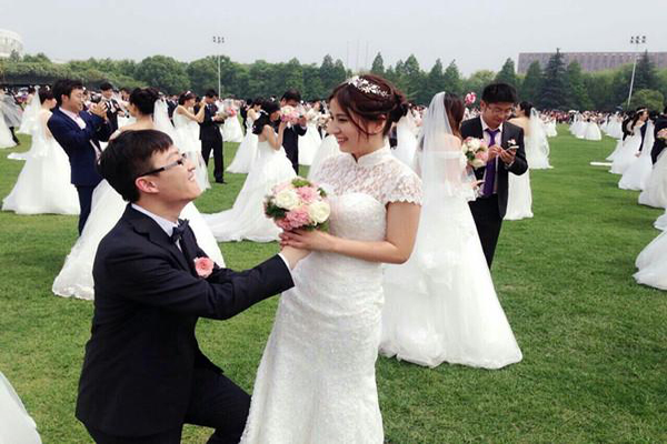 浙大举行校友集体婚礼，一共有多少对新人参加？