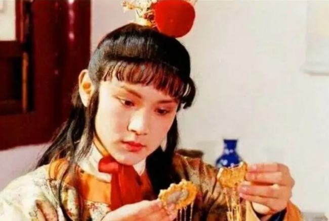 《红楼梦》贾宝玉林黛玉薛宝钗的关系是什么？