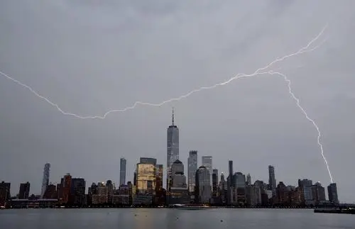 纽约暴雨，洪流猛灌地铁站，此次暴风雨给当地带来了哪些灾难？