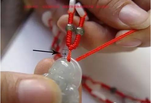 吊坠脖子上的绳结怎么打