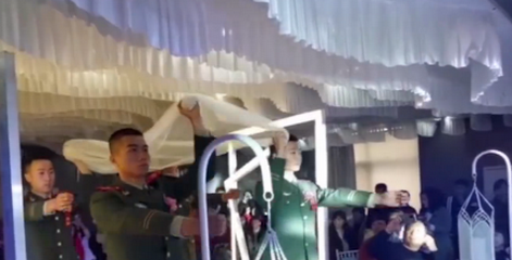 退伍老兵踢正步为军嫂盖头纱，现场究竟是何场面？