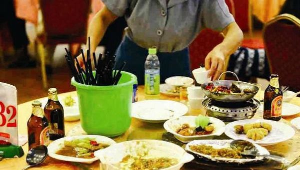 建议点菜剩太多按双倍付费，这个建议合理吗？