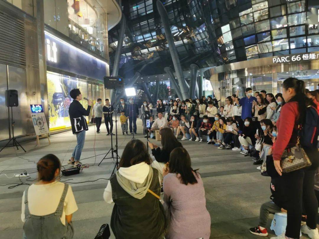 北京一男子在商业街头直播，40分钟搭讪七八位女孩，你怎么看此直播方式？