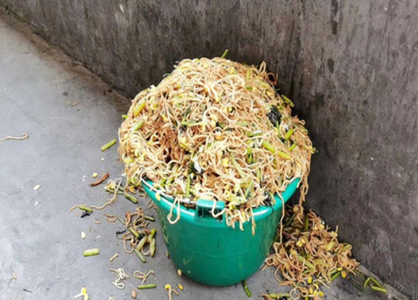 网上流传学生集体倒掉营养餐，到底发生了什么事情？