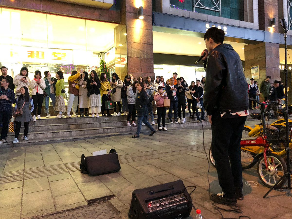 北京一男子在商业街头直播，40分钟搭讪七八位女孩，你怎么看此直播方式？