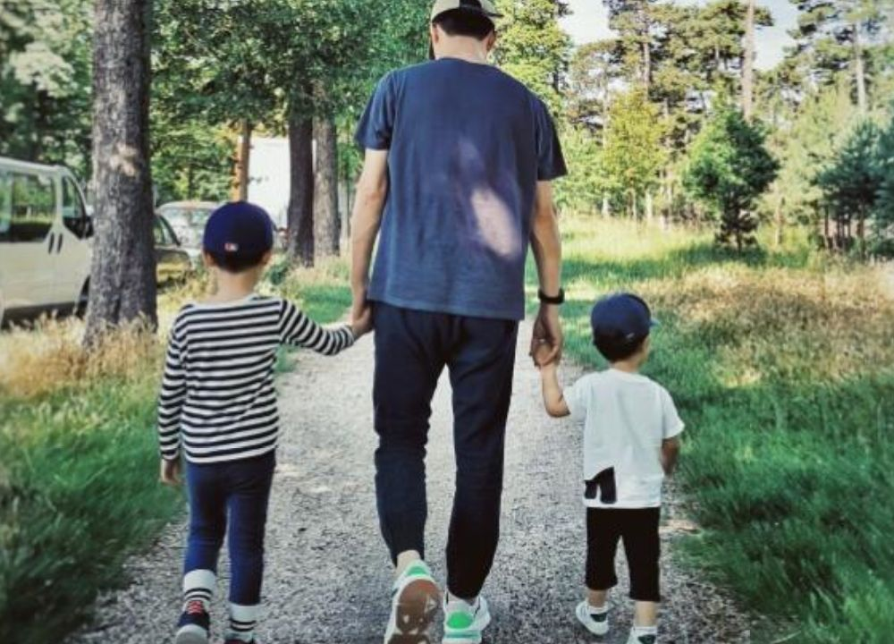 靳东老婆晒照为小儿子庆生，他们一家是有多么幸福？
